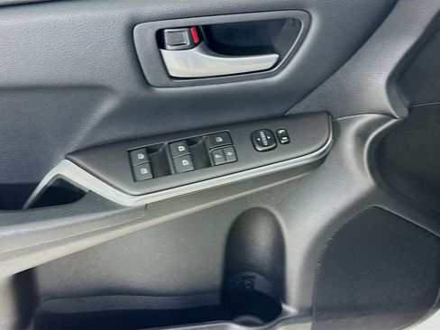 Used 2016 Toyota Camry SE FWD image 18