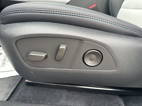 Used 2025 Chevrolet Equinox EV LT FWD image 15