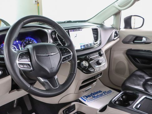 Used 2023 Chrysler Pacifica Touring-L FWD image 22