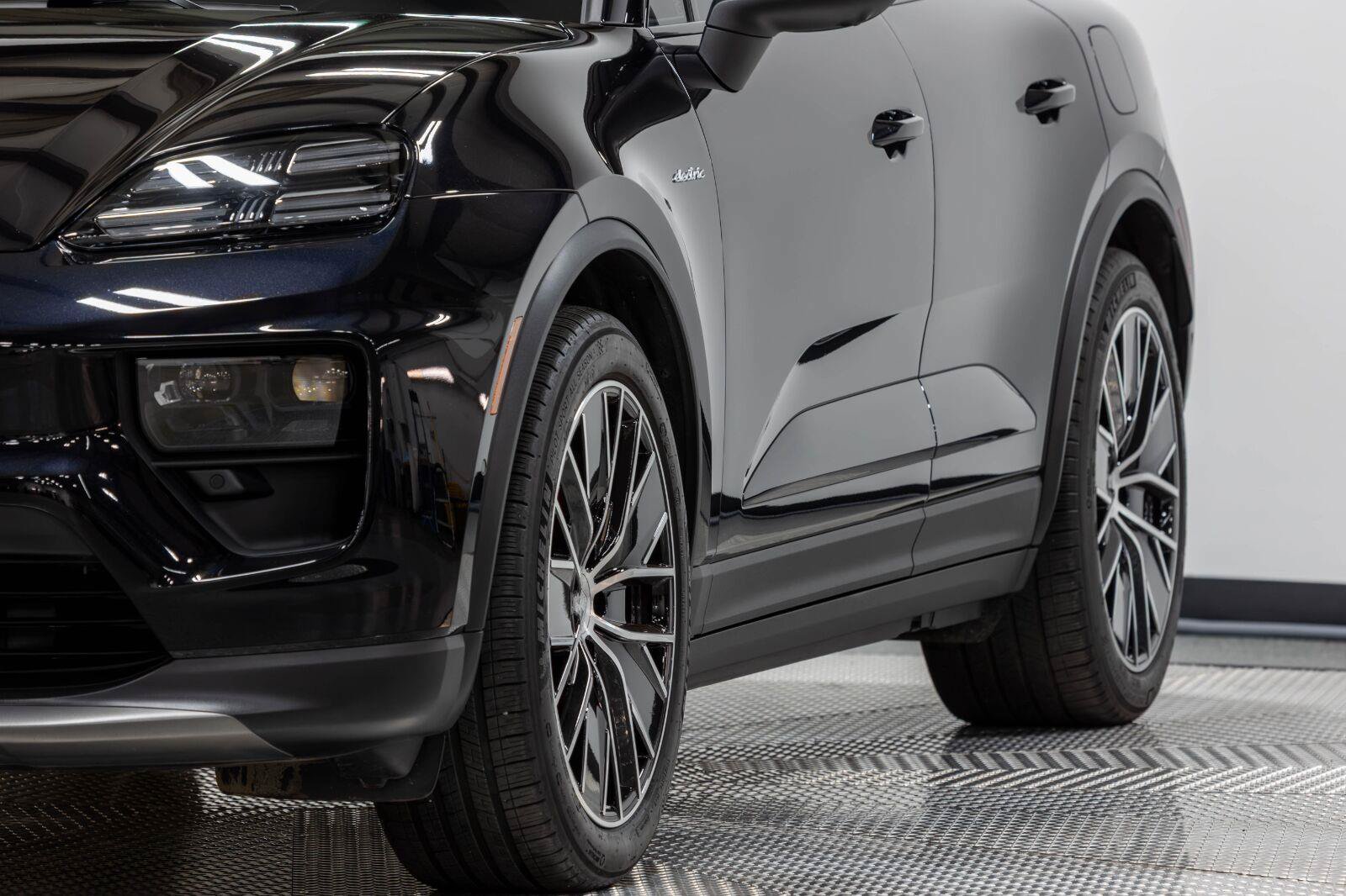 Used 2025 Porsche Macan 4S Electric AWD/4WD image 9