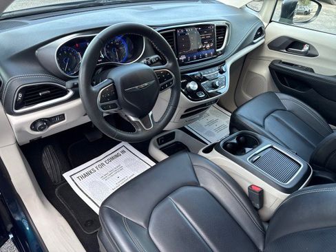 Used 2023 Chrysler Pacifica Touring-L AWD/4WD image 17
