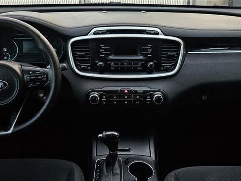 Used 2017 Kia Sorento L image 9