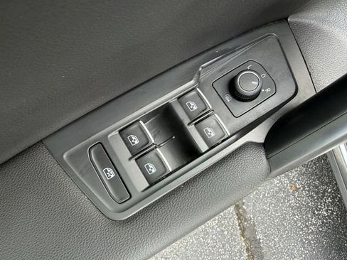 Used 2021 Volkswagen Tiguan SEL FWD image 11