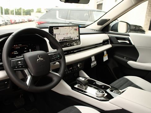 New 2025 Mitsubishi Outlander SE image 3