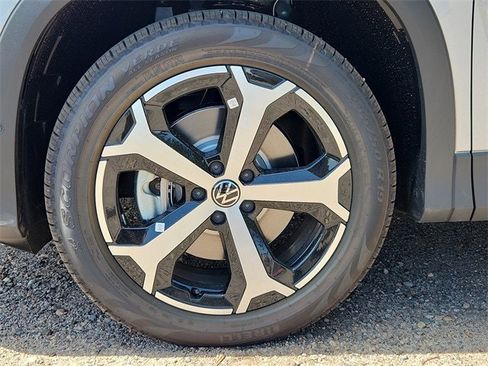 New 2025 Volkswagen Tiguan SE image 8