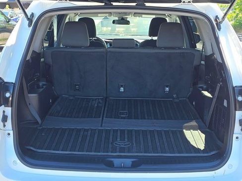Used 2019 Toyota Highlander LE AWD/4WD image 14