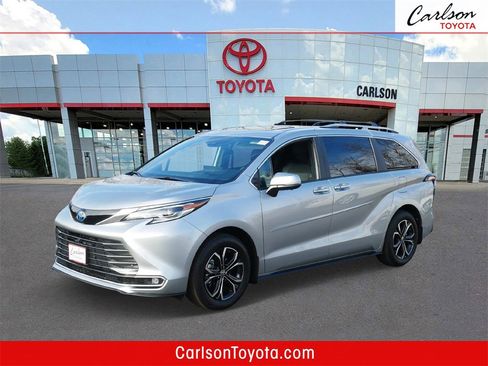 Used 2025 Toyota Sienna Platinum image 1