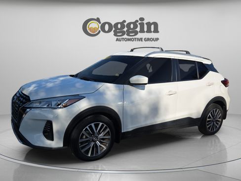 Used 2022 Nissan Kicks SV FWD image 1