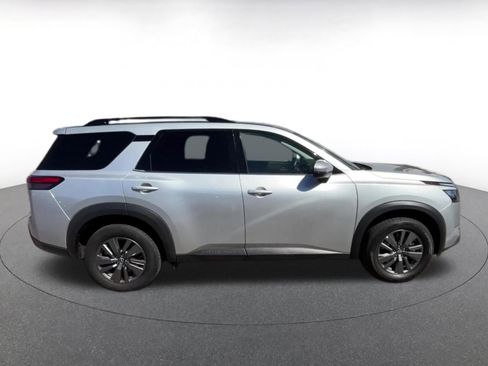 Used 2025 Nissan Pathfinder SV FWD image 16