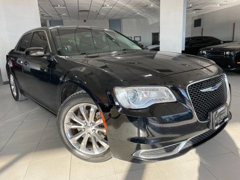 Used 2018 Chrysler 300 Touring image 1