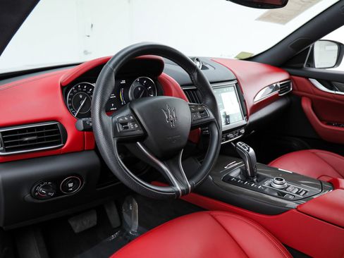 Certified 2023 Maserati Levante GT AWD/4WD image 17