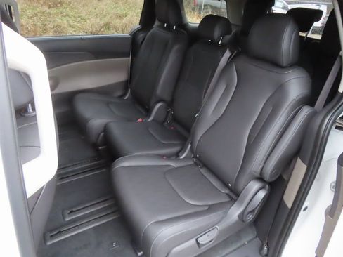 Certified 2026 Kia Carnival EX FWD image 27