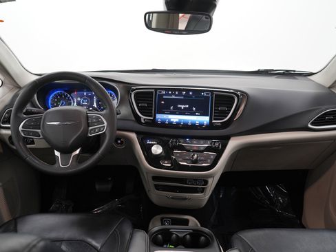 Used 2022 Chrysler Pacifica Touring-L w/ Uconnect Theater Family Group FWD image 17