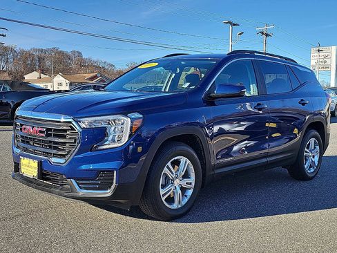 Used 2022 GMC Terrain SLE w/ Driver Convenience Package image 3