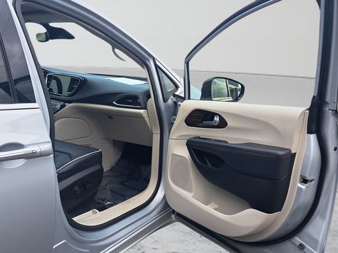 Used 2023 Chrysler Pacifica Limited FWD image 15