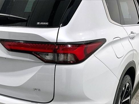 Used 2022 Mitsubishi Outlander SE image 24