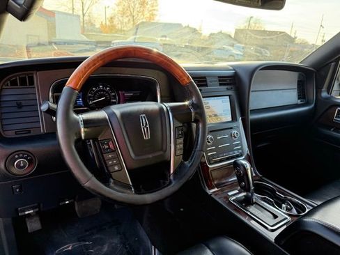 Used 2017 Lincoln Navigator Select image 22