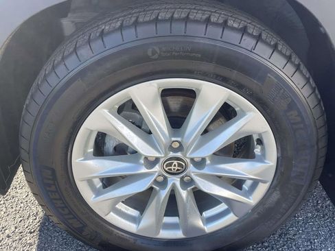 Used 2025 Toyota Corolla Cross LE w/ Moonroof Package FWD image 7