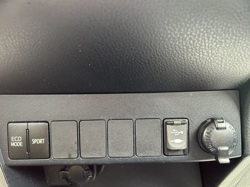 Used 2013 Toyota RAV4 XLE AWD/4WD image 21
