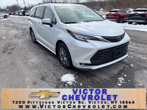 Used 2023 Toyota Sienna XLE image 8