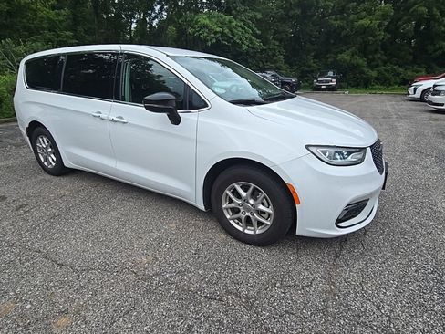 Used 2024 Chrysler Pacifica Touring-L FWD image 10