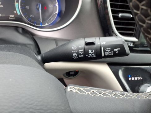 Used 2024 Chrysler Pacifica Touring-L FWD image 22