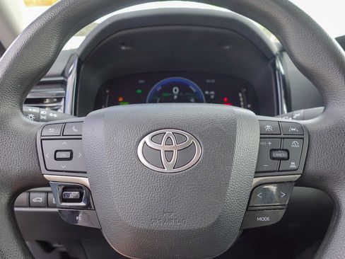 Used 2025 Toyota Camry LE image 12