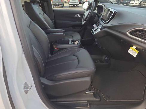 New 2026 Chrysler Pacifica Select w/ S Appearance Package image 22