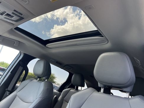 Used 2025 Toyota Sienna XLE FWD image 10