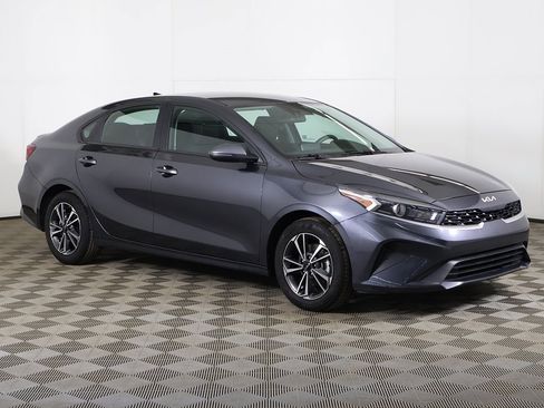 Used 2023 Kia Forte LXS w/ LXS Technology Package image 2
