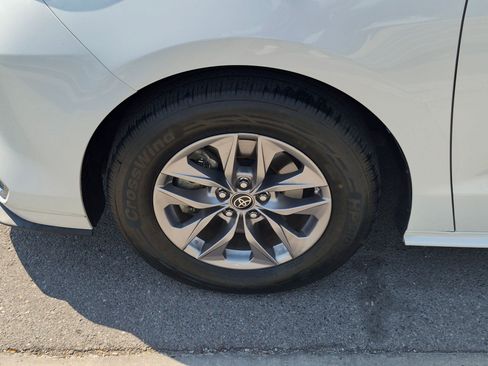 Used 2023 Toyota Sienna XLE FWD image 14