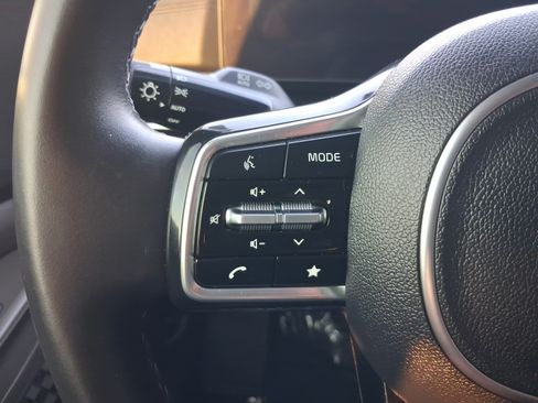 Used 2025 Kia Carnival EX FWD image 21
