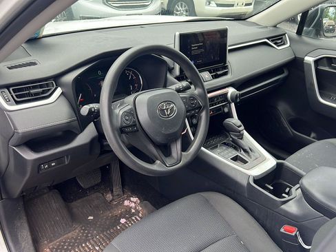 Used 2025 Toyota RAV4 LE AWD/4WD image 4