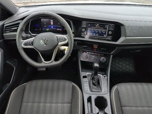 Used 2022 Volkswagen Jetta Sport image 4