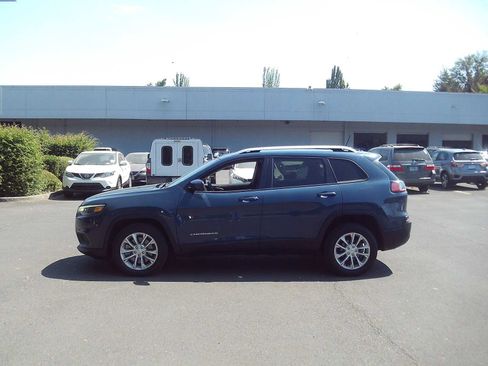 Used 2020 Jeep Cherokee Latitude FWD image 2
