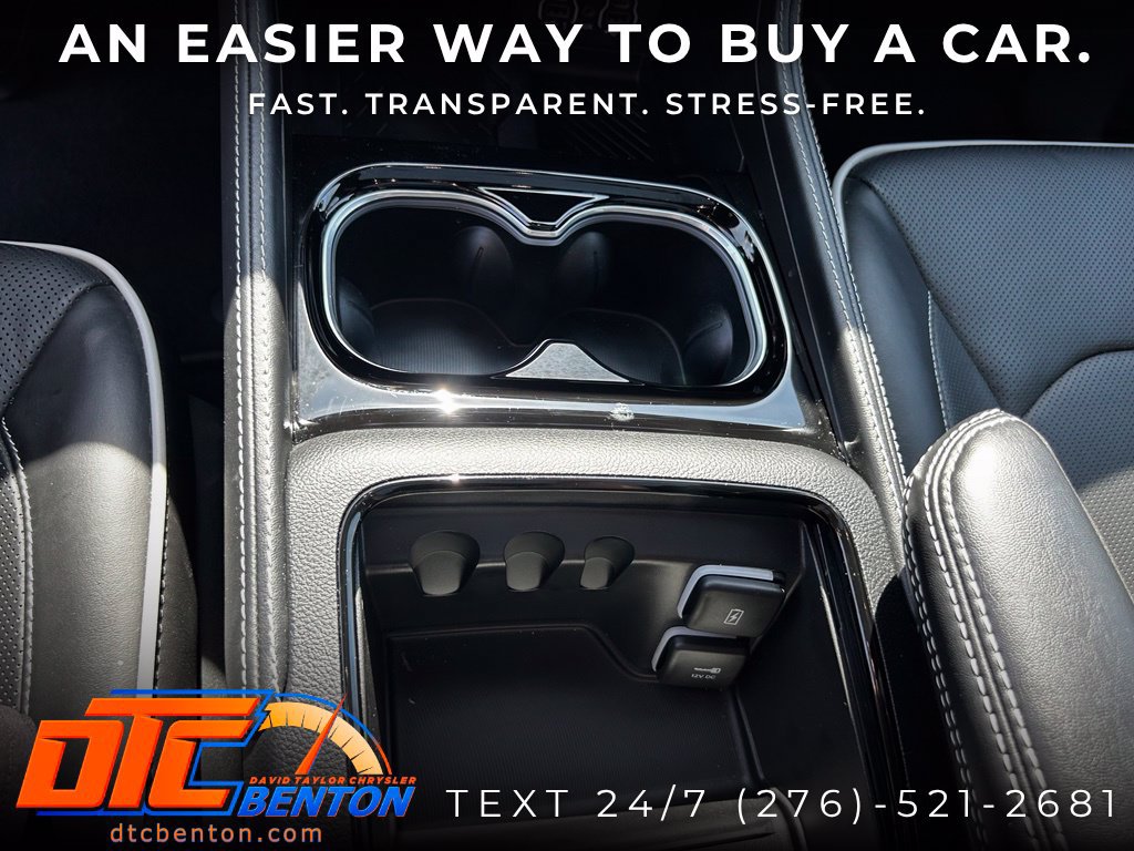 Used 2025 Chrysler Pacifica Limited AWD/4WD image 23