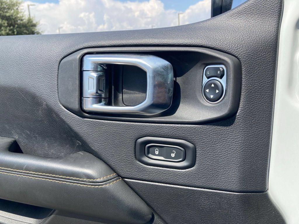 Used 2026 Jeep Wrangler Unlimited Sahara AWD/4WD image 11
