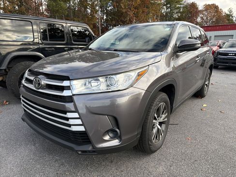 Used 2019 Toyota Highlander LE image 3