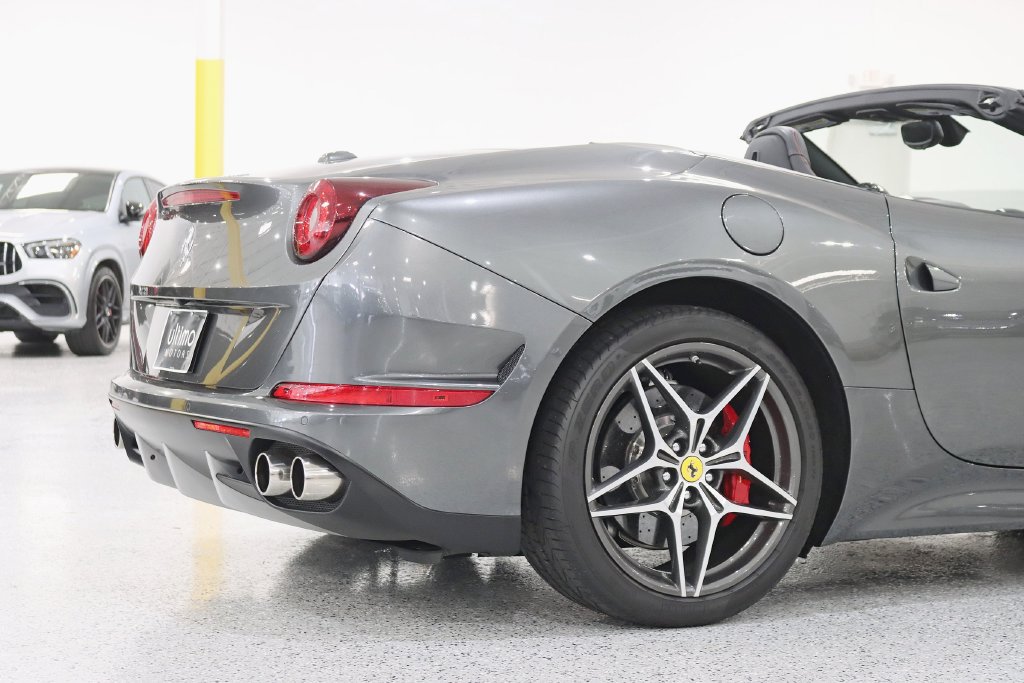 Used 2016 Ferrari California T RWD image 12