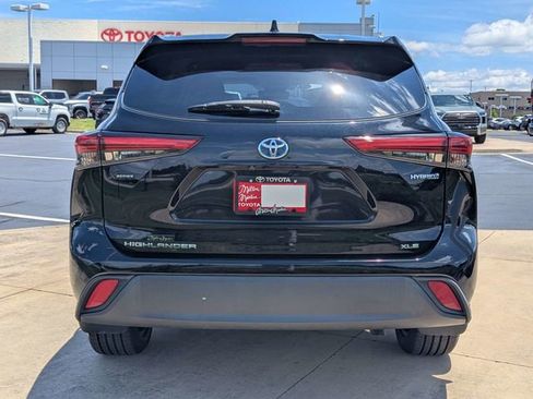 Used 2022 Toyota Highlander XLE AWD/4WD image 9