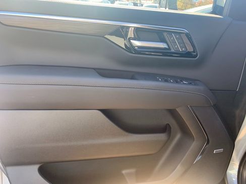 New 2026 Chevrolet Suburban LT image 5