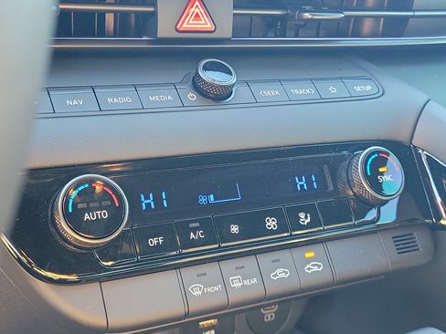 Used 2025 Hyundai Elantra SEL image 27