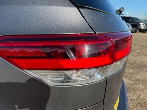 Used 2017 Toyota Highlander XLE AWD/4WD image 12