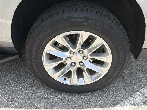 Used 2025 Chevrolet Suburban Premier RWD image 11