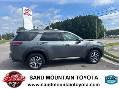 Used 2025 Nissan Pathfinder SL AWD/4WD image 2