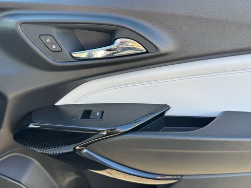 Used 2025 Chevrolet Trax LT w/ LT Convenience Package image 23