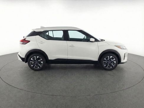 Used 2025 Nissan Kicks SV image 11