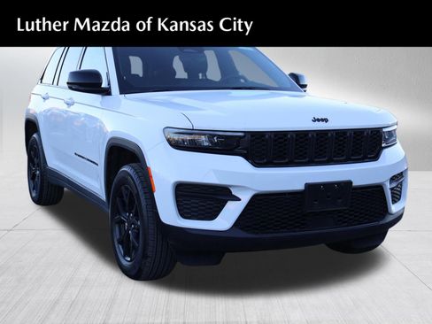 Used 2025 Jeep Grand Cherokee Altitude image 1