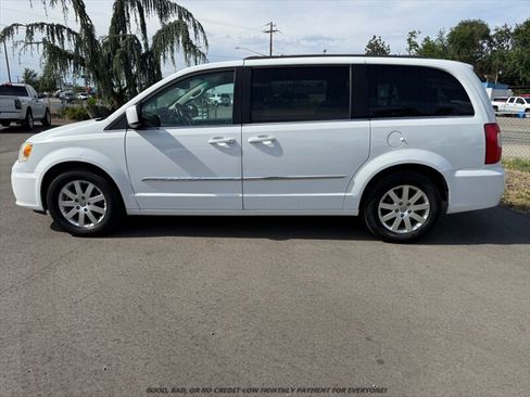 Used 2014 Chrysler Town & Country Touring FWD image 4