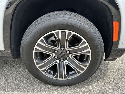 New 2025 Jeep Wagoneer 4WD w/ Premium Group I image 14